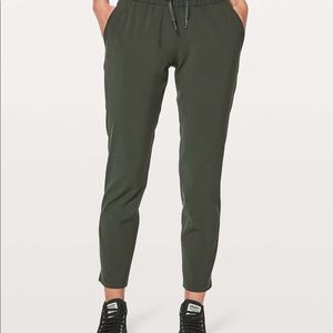 Lululemon on the fly pants WOVEN sz 2 (Evergreen)